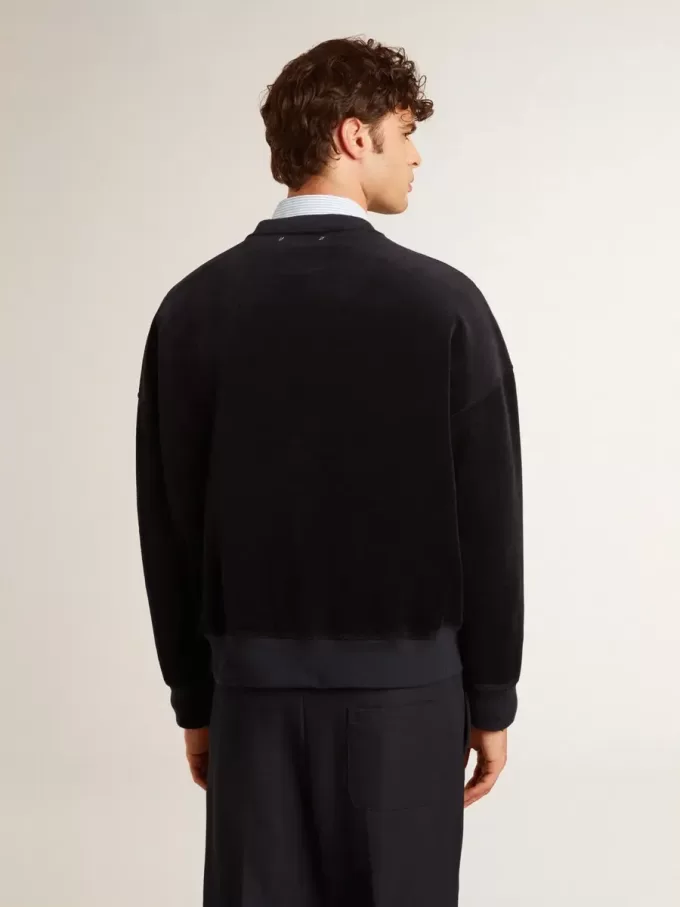 Sudadera negra de cuello redondo con letras bordadas