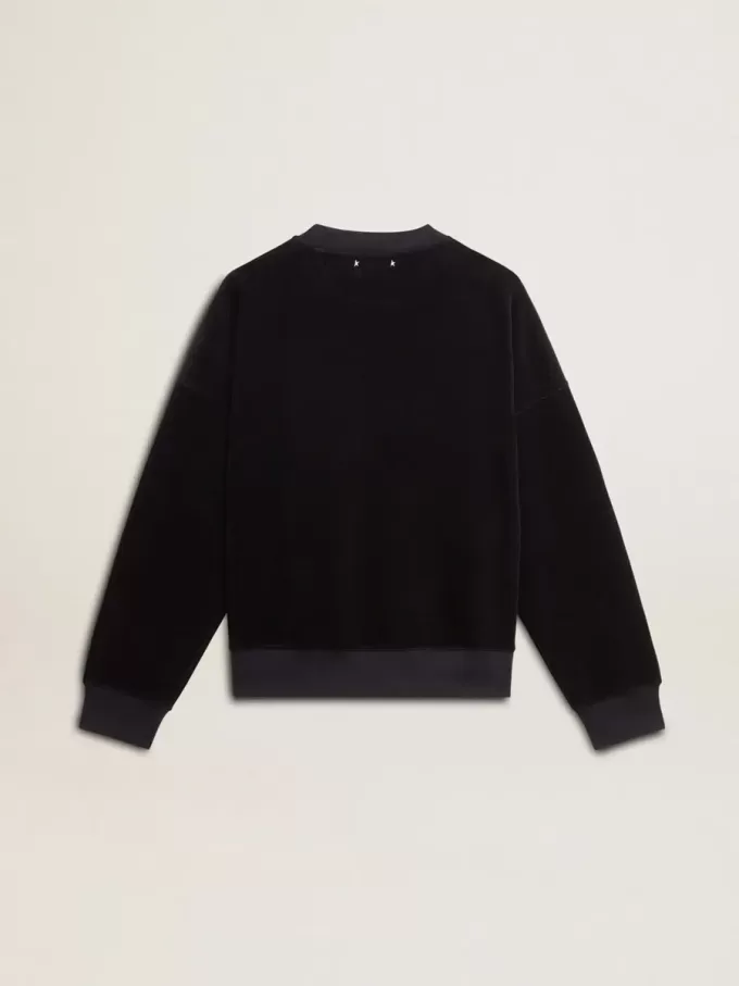 Sudadera negra de cuello redondo con letras bordadas