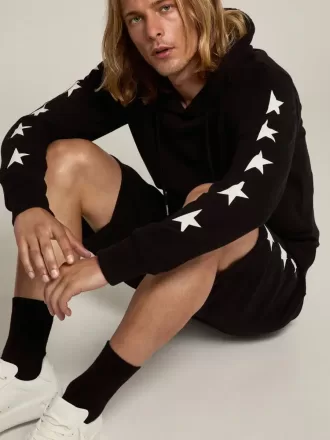 Sudadera negra de la colección Alighiero Star con estrellas blancas en contraste.