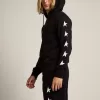 Sudadera negra de la colección Alighiero Star con estrellas blancas en contraste.