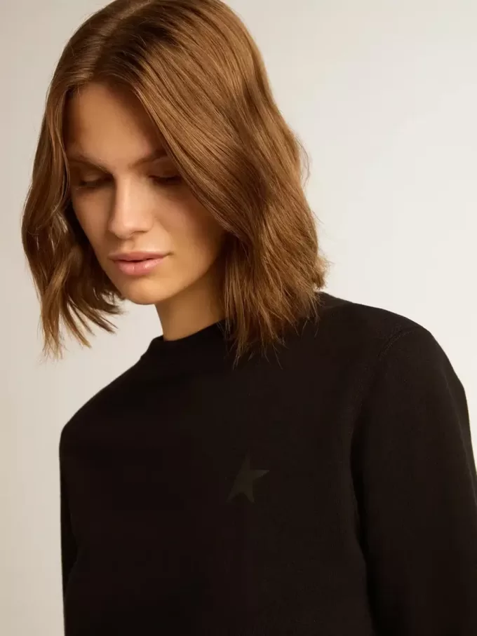 Sudadera negra de la colección Athena Star con estrella tono sobre tono en la parte delantera.