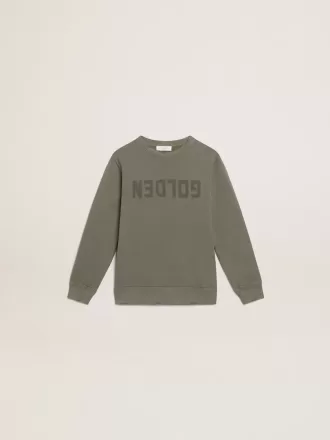 Sudadera verde oliva desgastada con letras doradas en la parte delantera