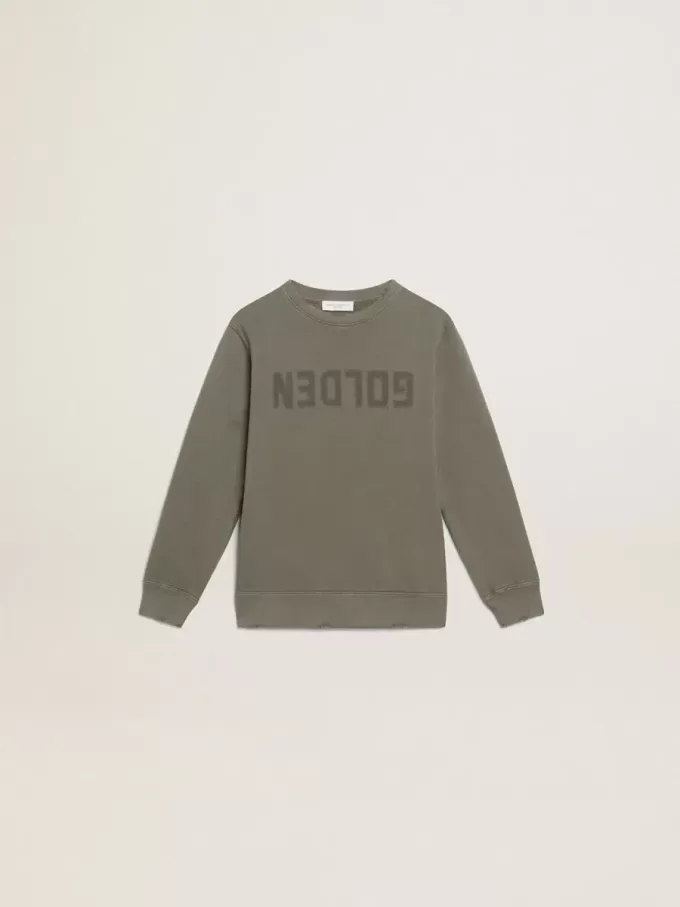 Sudadera verde oliva desgastada con letras doradas en la parte delantera