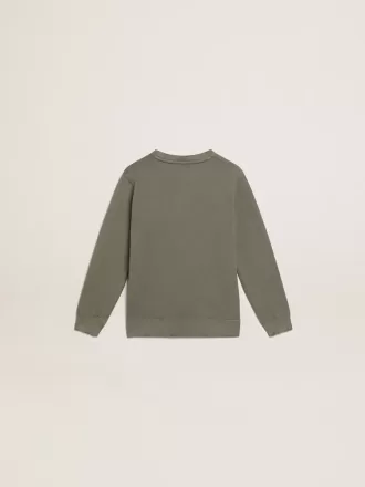 Sudadera verde oliva desgastada con letras doradas en la parte delantera