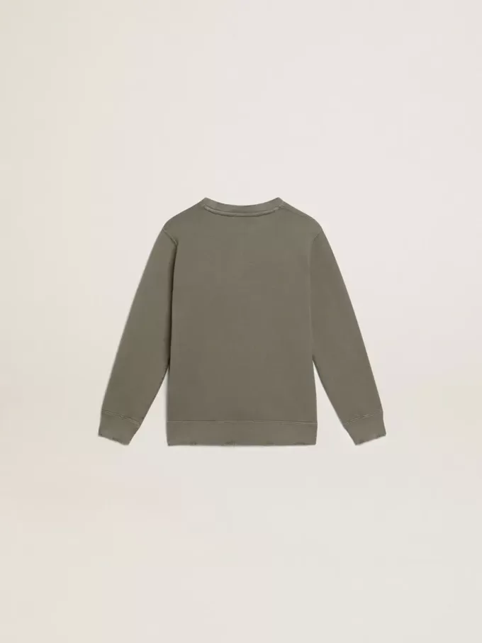 Sudadera verde oliva desgastada con letras doradas en la parte delantera