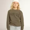 Sudadera verde oliva desgastada con letras doradas en la parte delantera