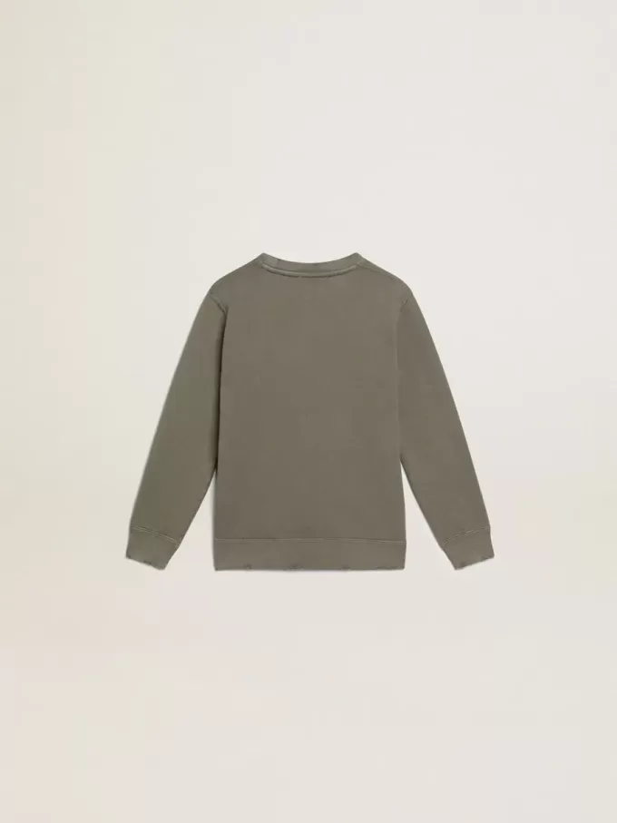 Sudadera verde oliva desgastada con letras doradas en la parte delantera