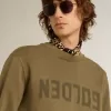 Sudadera verde oliva para hombre con letras doradas Sudadera verde oliva para hombre con letras doradas