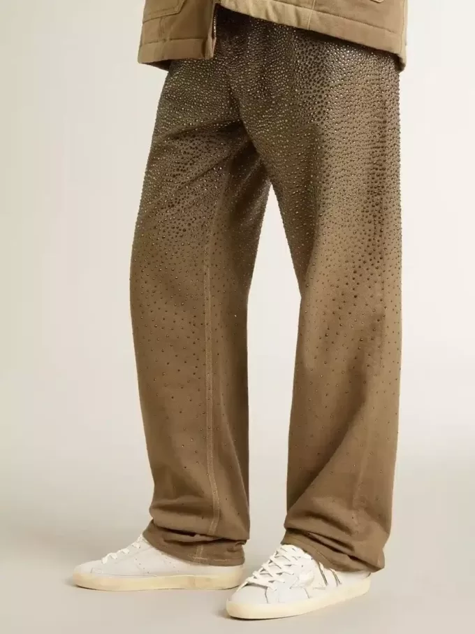 Super-Star con estrella de cuero craquelado y lengüeta metálica en el talón. Super-Star con estrella de cuero craquelado y lengüeta metálica en el talón.