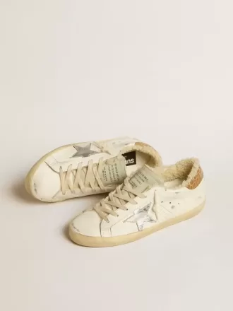 Super-Star con estrella de cuero plateado y lengüeta del talón de cuero con estampado de cocodrilo