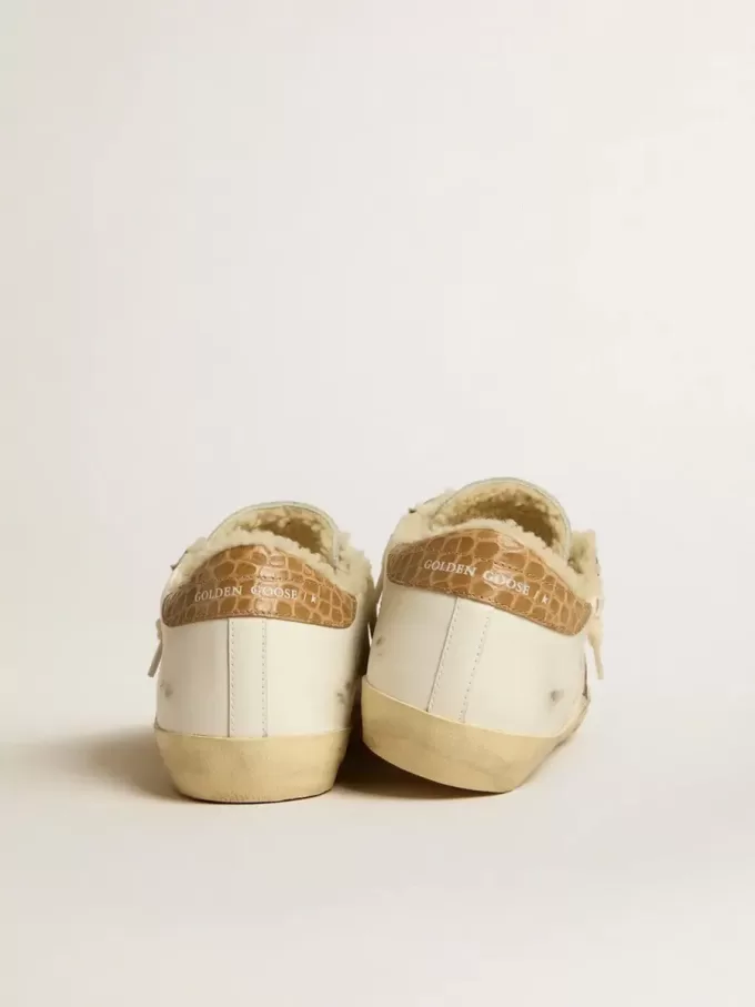 Super-Star con estrella de cuero plateado y lengüeta del talón de cuero con estampado de cocodrilo Super-Star con estrella de cuero plateado y lengüeta del talón de cuero con estampado de cocodrilo