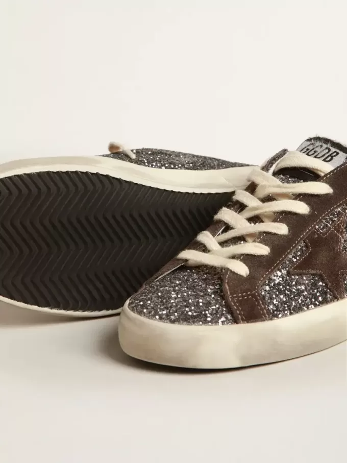 Super-Star con purpurina, estrella marrón y lengüeta lila en el talón