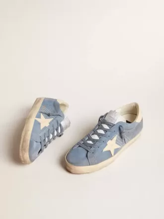 Super-Star en ante azul claro con estrella y lengüeta en el talón de cuero beige