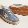 Super-Star en ante azul claro con estrella y lengüeta en el talón de cuero beige