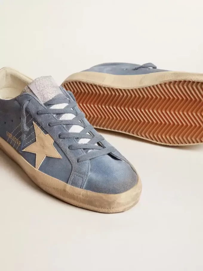 Super-Star en ante azul claro con estrella y lengüeta en el talón de cuero beige