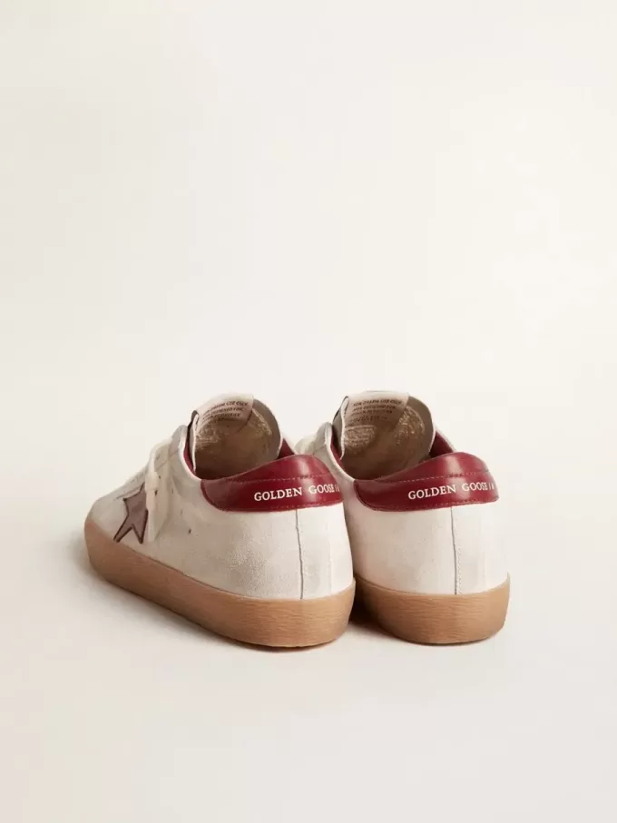 Super-Star en ante blanco con estrella y lengüeta del talón en piel burdeos