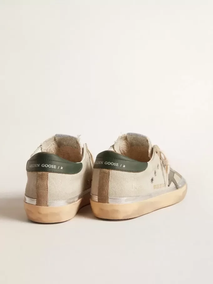 Super-Star en lona gris con estrella y lengüeta en el talón de cuero verde Super-Star en lona gris con estrella y lengüeta en el talón de cuero verde