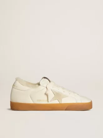 Super-Star en napa blanca con estrella de ante y forro de piel de oveja