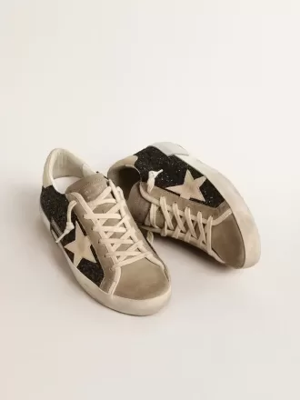 Super-Star en negro brillante con estrella color crema e inserciones de ante