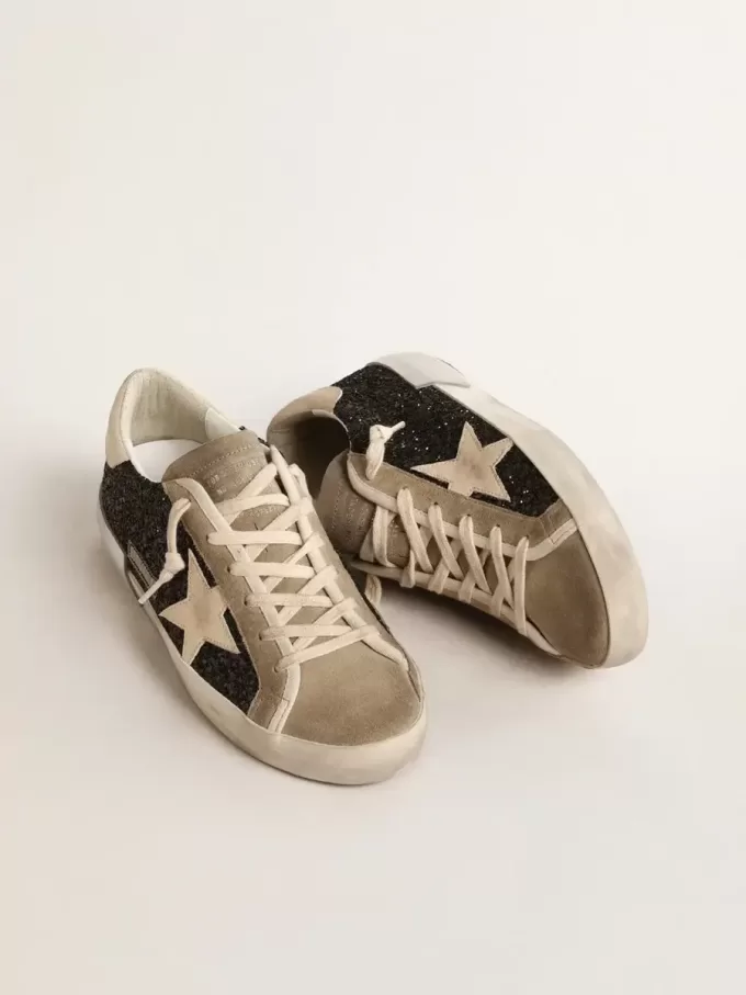 Super-Star en negro brillante con estrella color crema e inserciones de ante Super-Star en negro brillante con estrella color crema e inserciones de ante