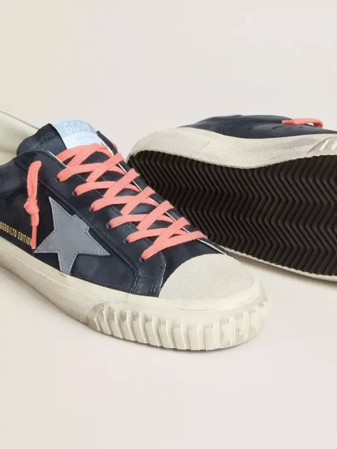 Super-Star en piel azul marino con estrella y lengüeta del talón en piel azul claro