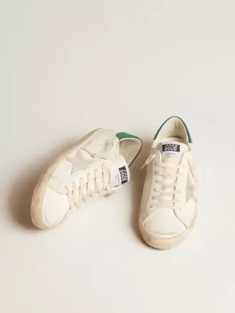 Super-Star en piel blanca con estrella de ante gris hielo y lengüeta del talón en piel verde
