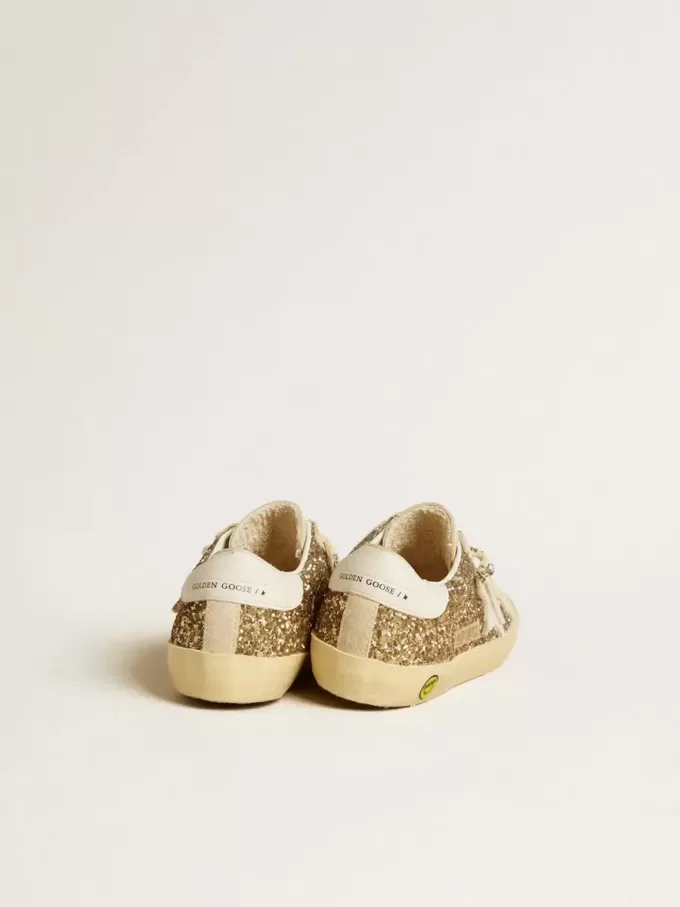 Super-Star Junior en dorado brillante con estrella y lengüeta del talón en piel blanca