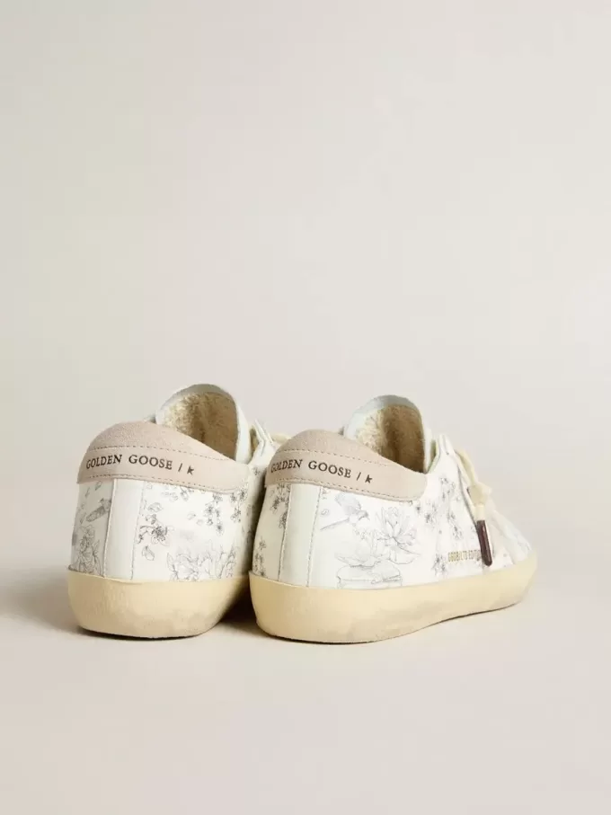 Super-Star LTD CNY para hombre en piel blanca con letras en la parte superior