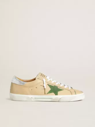 Super-Star LTD en piel beige con estrella de ante verde y lengüeta del talón en piel plateada metalizada Super-Star LTD en piel beige con estrella de ante verde y lengüeta del talón en piel plateada metalizada
