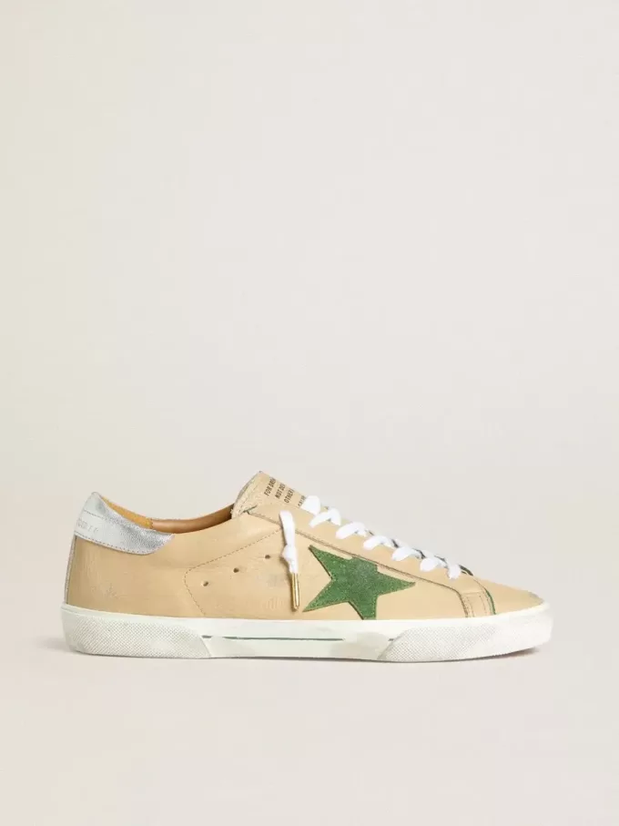 Super-Star LTD en piel beige con estrella de ante verde y lengüeta del talón en piel plateada metalizada