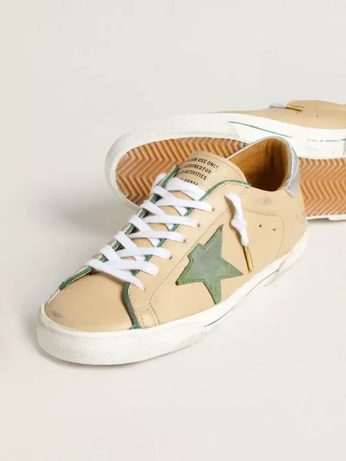 Super-Star LTD en piel beige con estrella de ante verde y lengüeta del talón en piel plateada metalizada