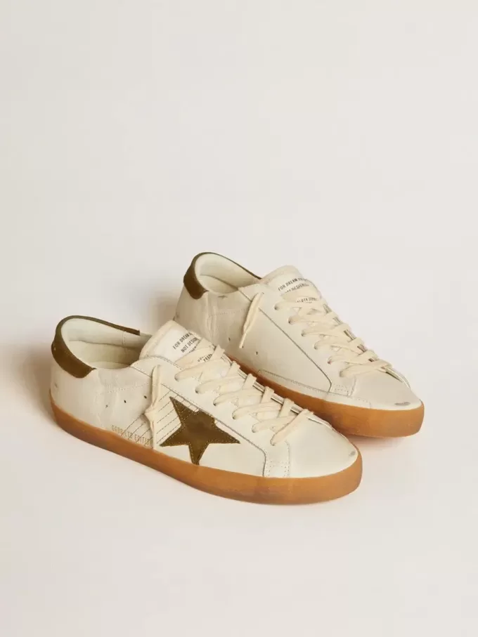 Super-Star LTD para hombre con estrella y lengüeta en el talón de nubuck verde militar Super-Star LTD para hombre con estrella y lengüeta en el talón de nubuck verde militar