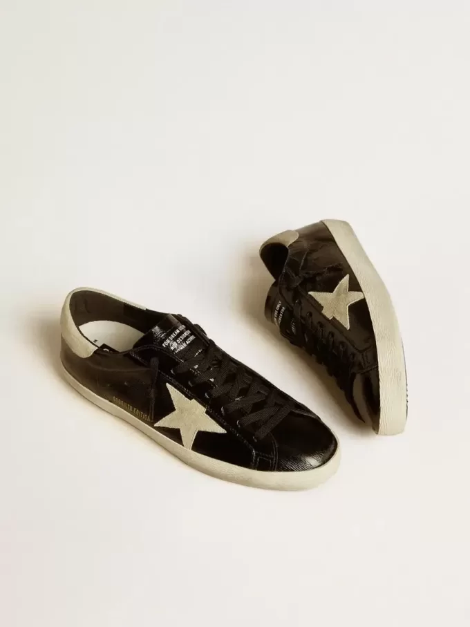 Super-Star LTD para hombre en charol negro con estrella y lengüeta en el talón de ante