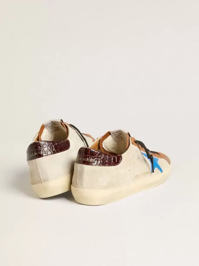 Super-Star LTD para hombre en color beige con estrella azul claro y lengüeta con estampado de cocodrilo en el talón Super-Star LTD para hombre en color beige con estrella azul claro y lengüeta con estampado de cocodrilo en el talón