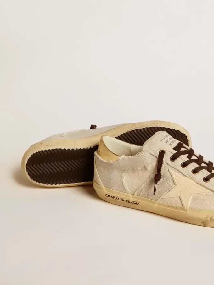 Super-Star LTD para hombre en lona con estrella de TPU y lengüeta de cuero en el talón. Super-Star LTD para hombre en lona con estrella de TPU y lengüeta de cuero en el talón.
