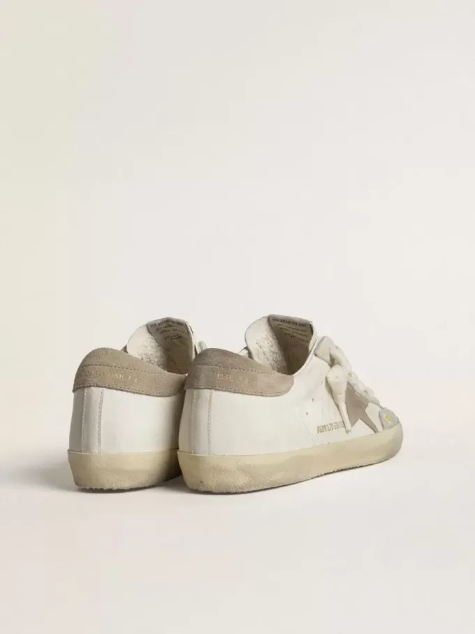 Super-Star LTD para mujer con estrella y lengüeta del talón de ante beige y bordado floral Super-Star LTD para mujer con estrella y lengüeta del talón de ante beige y bordado floral