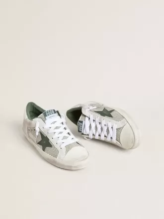 Super-Star LTD para mujer en ante blanco y malla con estrella de piel verde y lengüeta del talón de piel plateada metalizada Super-Star LTD para mujer en ante blanco y malla con estrella de piel verde y lengüeta del talón de piel plateada metalizada