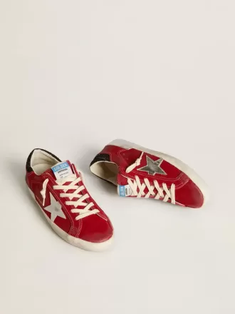 Super-Star LTD para mujer en nubuck rojo con estrella de cuero y lengüeta brillante en el talón Super-Star LTD para mujer en nubuck rojo con estrella de cuero y lengüeta brillante en el talón