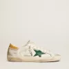 Super-Star para hombre con estrella de ante verde y lengüeta del talón de piel con estampado de cocodrilo amarillo.
