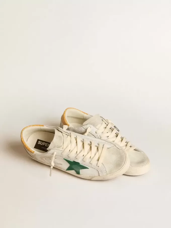 Super-Star para hombre con estrella de ante verde y lengüeta del talón de piel con estampado de cocodrilo amarillo.