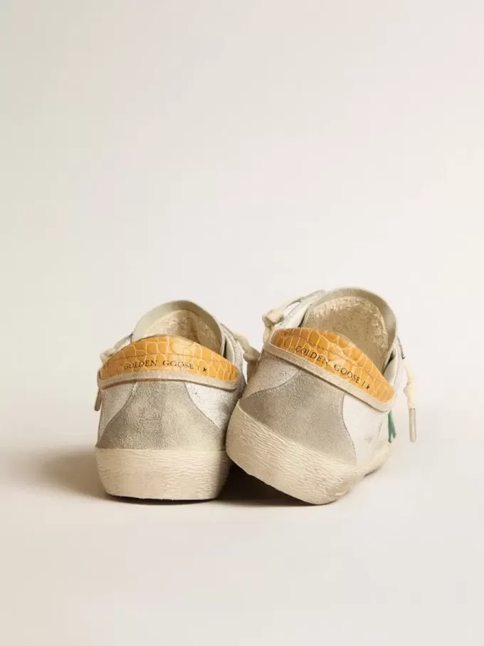 Super-Star para hombre con estrella de ante verde y lengüeta del talón de piel con estampado de cocodrilo amarillo.