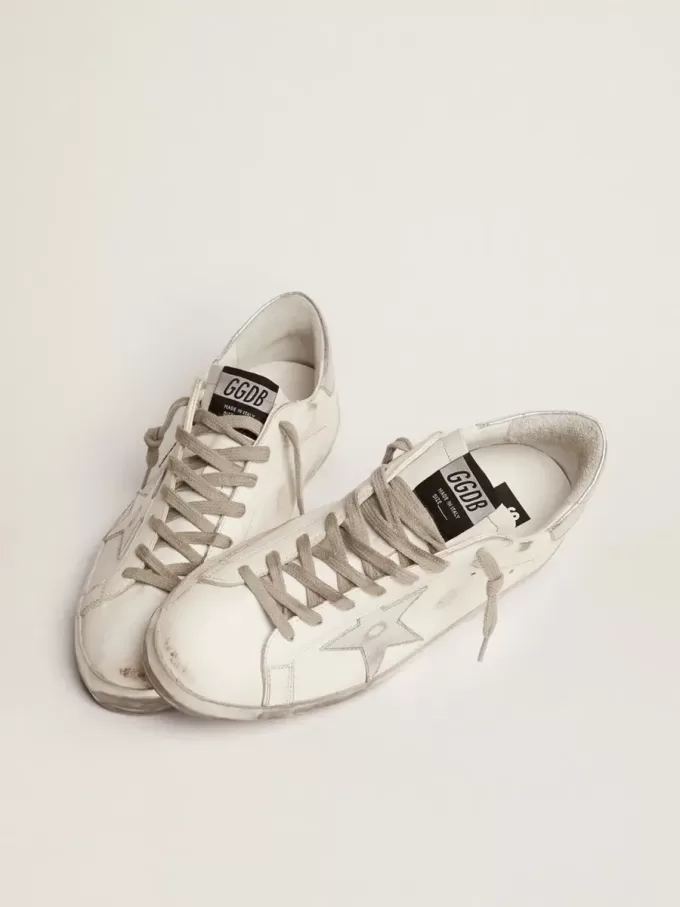 Super-Star para hombre con estrella laminada y lengüeta en el talón. Super-Star para hombre con estrella laminada y lengüeta en el talón.