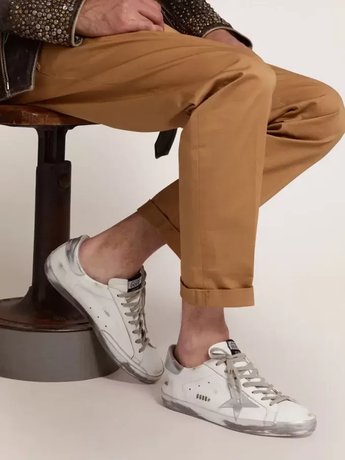 Super-Star para hombre con estrella laminada y lengüeta en el talón. Super-Star para hombre con estrella laminada y lengüeta en el talón.