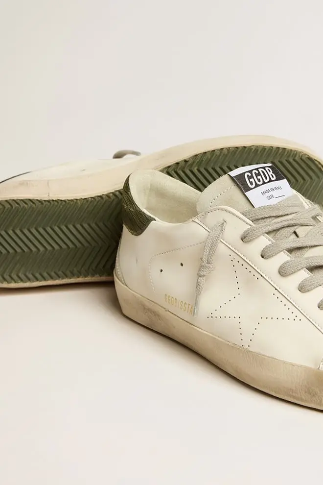 Super-Star para hombre con estrella perforada y lengüeta verde en el talón Super-Star para hombre con estrella perforada y lengüeta verde en el talón