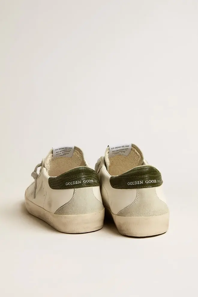 Super-Star para hombre con estrella perforada y lengüeta verde en el talón Super-Star para hombre con estrella perforada y lengüeta verde en el talón