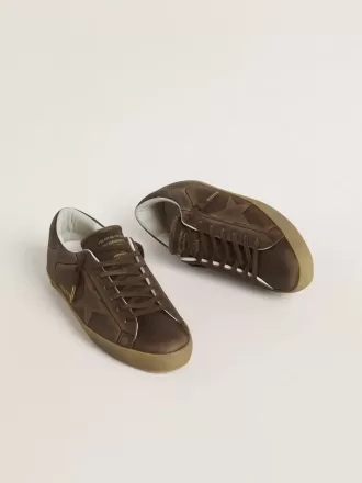 Super-Star para hombre con estrella y lengüeta en el talón en piel marrón con efecto desgastado. Super-Star para hombre con estrella y lengüeta en el talón en piel marrón con efecto desgastado.