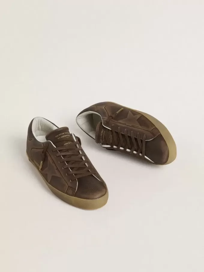Super-Star para hombre con estrella y lengüeta en el talón en piel marrón con efecto desgastado.
