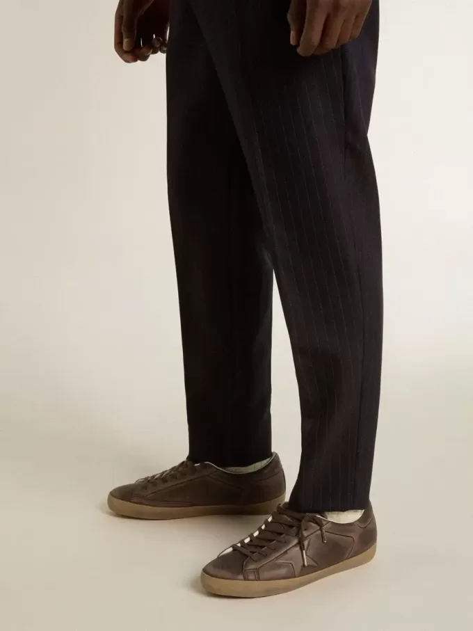 Super-Star para hombre con estrella y lengüeta en el talón en piel marrón con efecto desgastado.