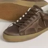 Super-Star para hombre con estrella y lengüeta en el talón en piel marrón con efecto desgastado.