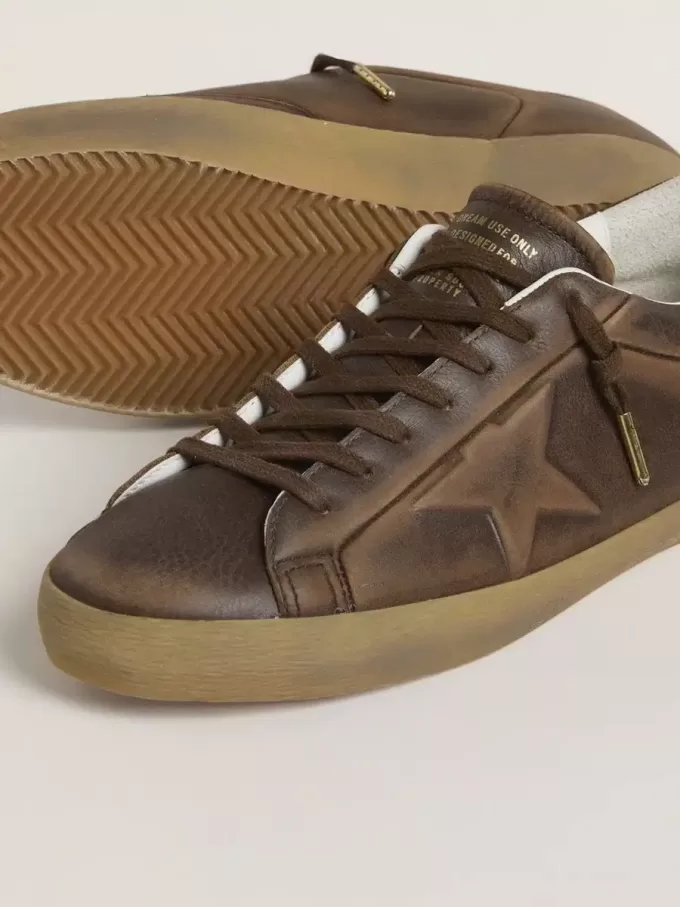 Super-Star para hombre con estrella y lengüeta en el talón en piel marrón con efecto desgastado.